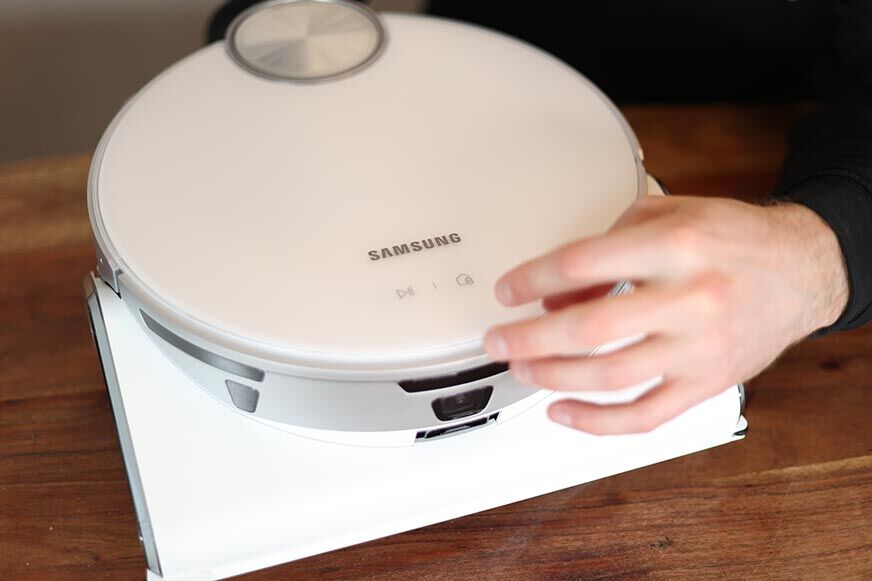 Die Steuerungsknöpfe des Samsung Jet Bot AI+ sind in der Nahaufnahme zu sehen.